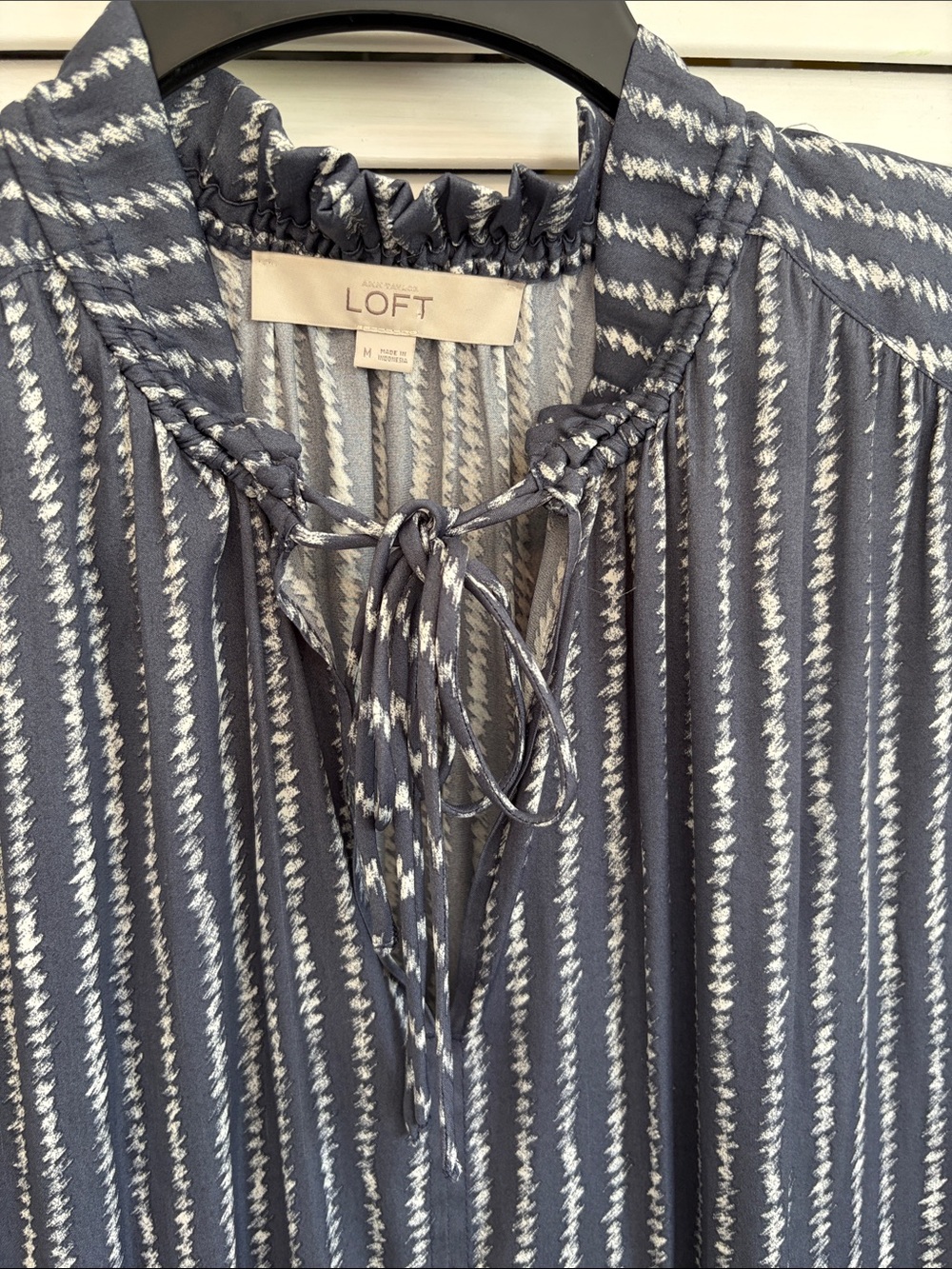 Loft Women’s Sz Med Sleeveless Top Ruffle Neck Gray White Lightweight - Picture 4 of 13